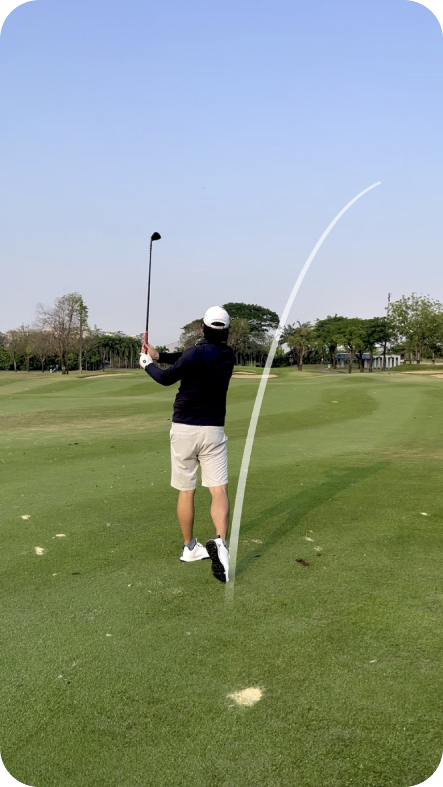 A golf shot in TraceGolf with a white tracer
